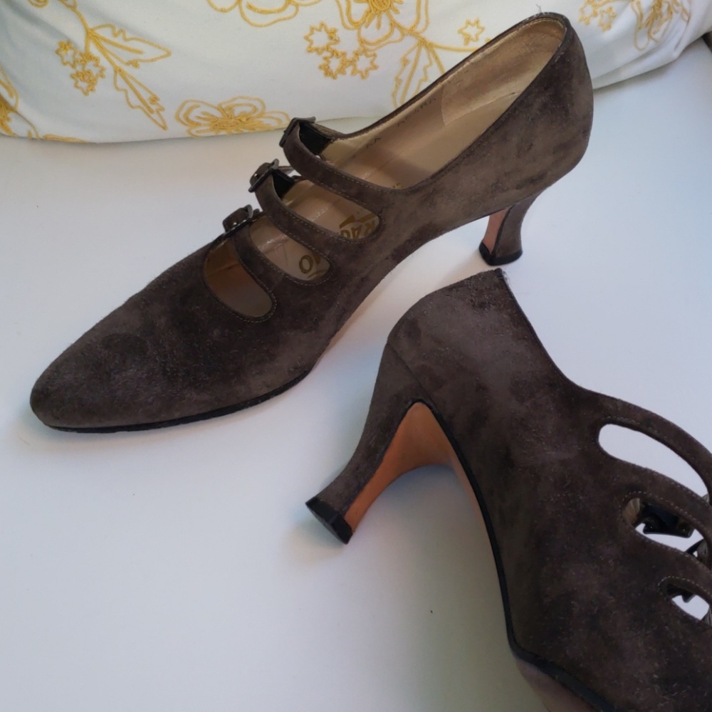 🔥HP🔥VTG Ferragamo pumps, sz 8 AA, grey suede - Picture 2 of 8